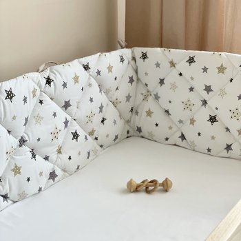 Цільні стьобані бортики  на три сторони в ліжечко новонародженим довжиною 240 бежеві зірки