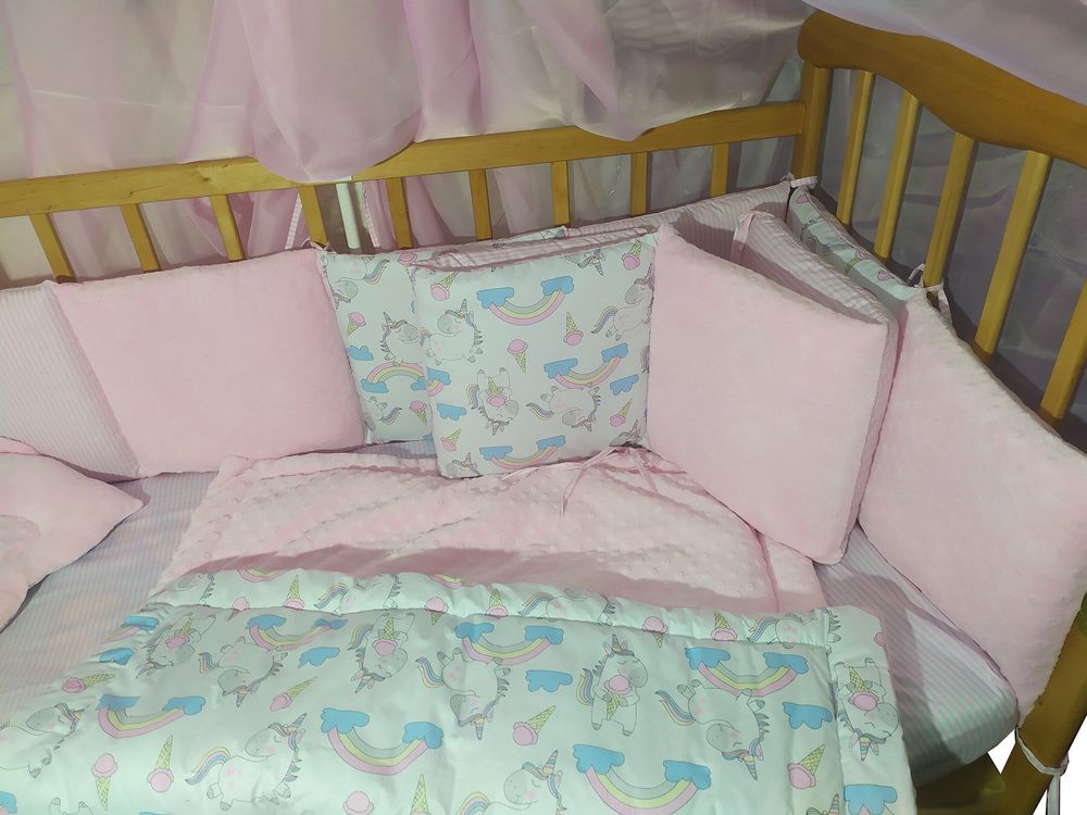 Бортики в кроватку Единорожки рожеві з плюшем, бортики без постілі