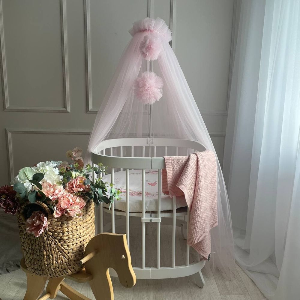 Балдахин в кроватку новорожденным светло-розовый с помпонами, Сеточка