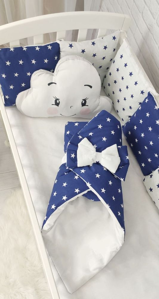 Красивый детский постельный комплект в кроватку для новорожденных с бортиками Облако синий