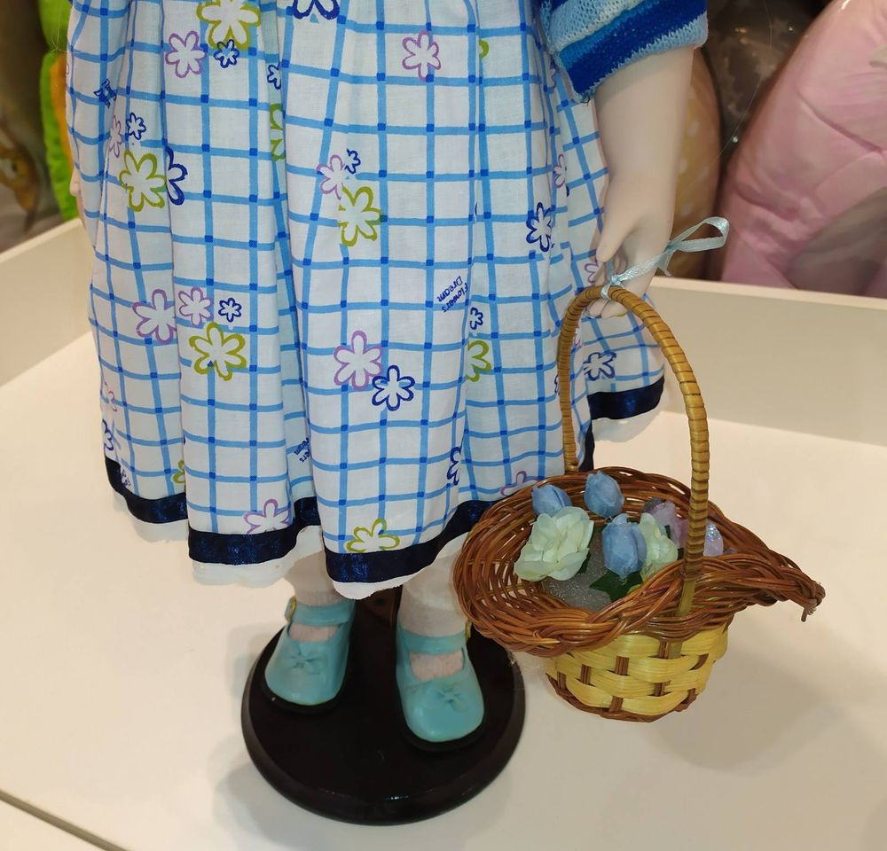 Велика порцелянова лялька з кошиком 60 см