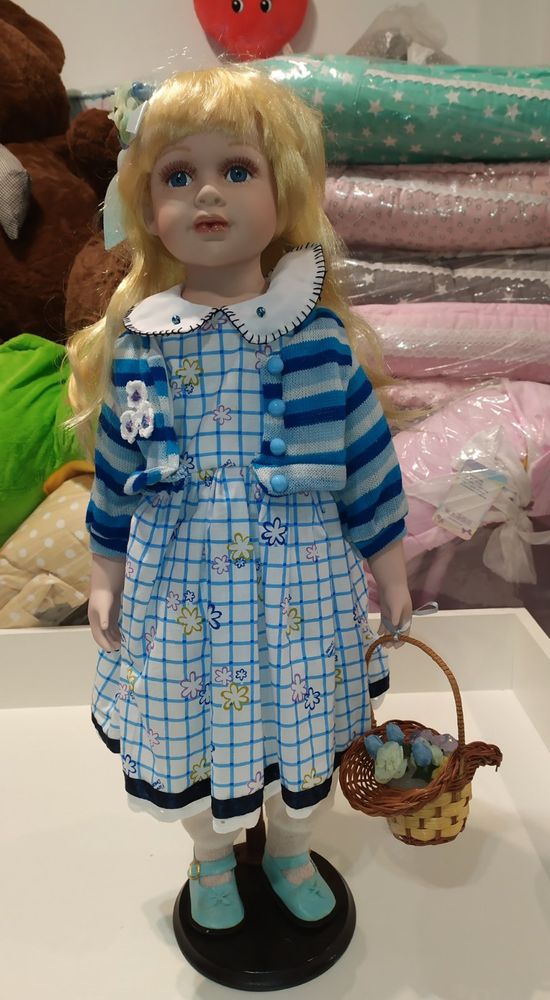 Большая фарфоровая кукла с корзинкой 60 см