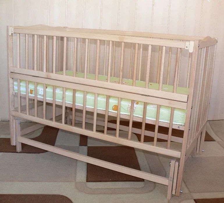 Ліжечко для новонародженого з маятником натурального кольору