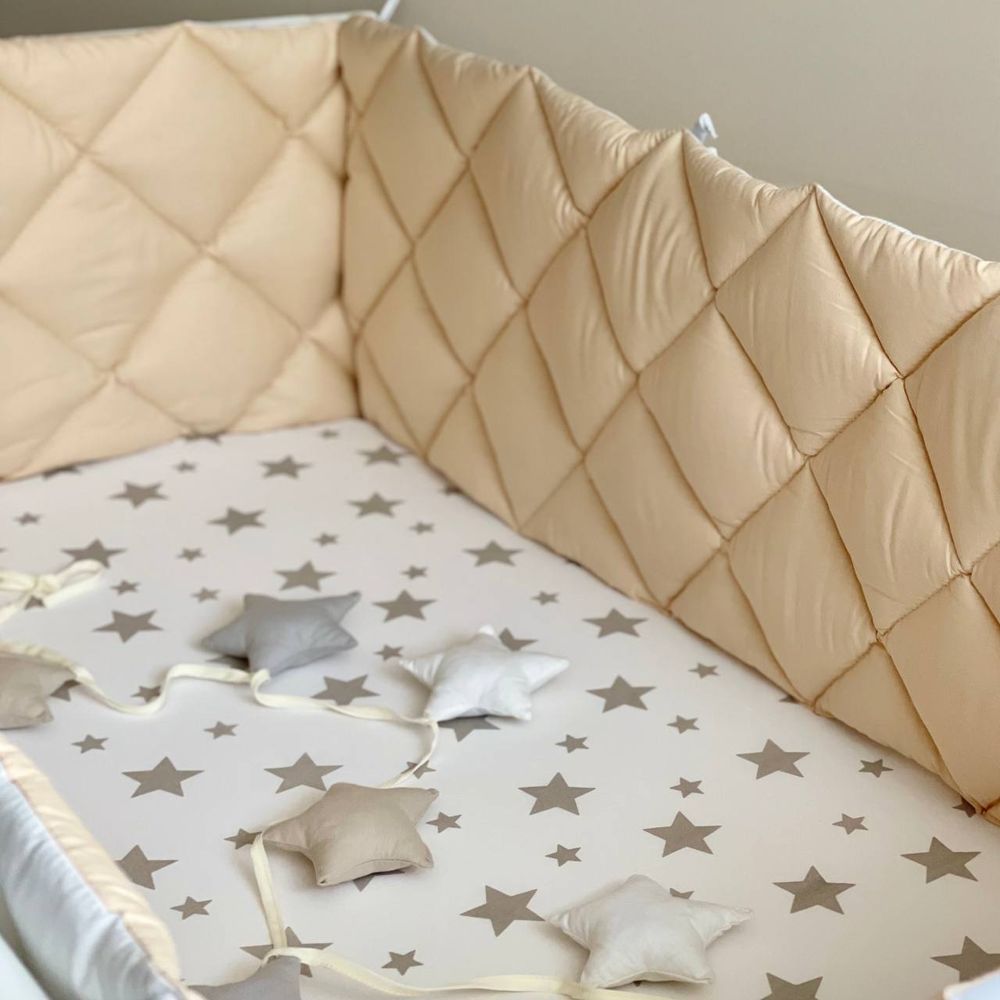 Стеганая защита из 4 частей в кроватку новорожденным бежевый/белый, бортики без постели