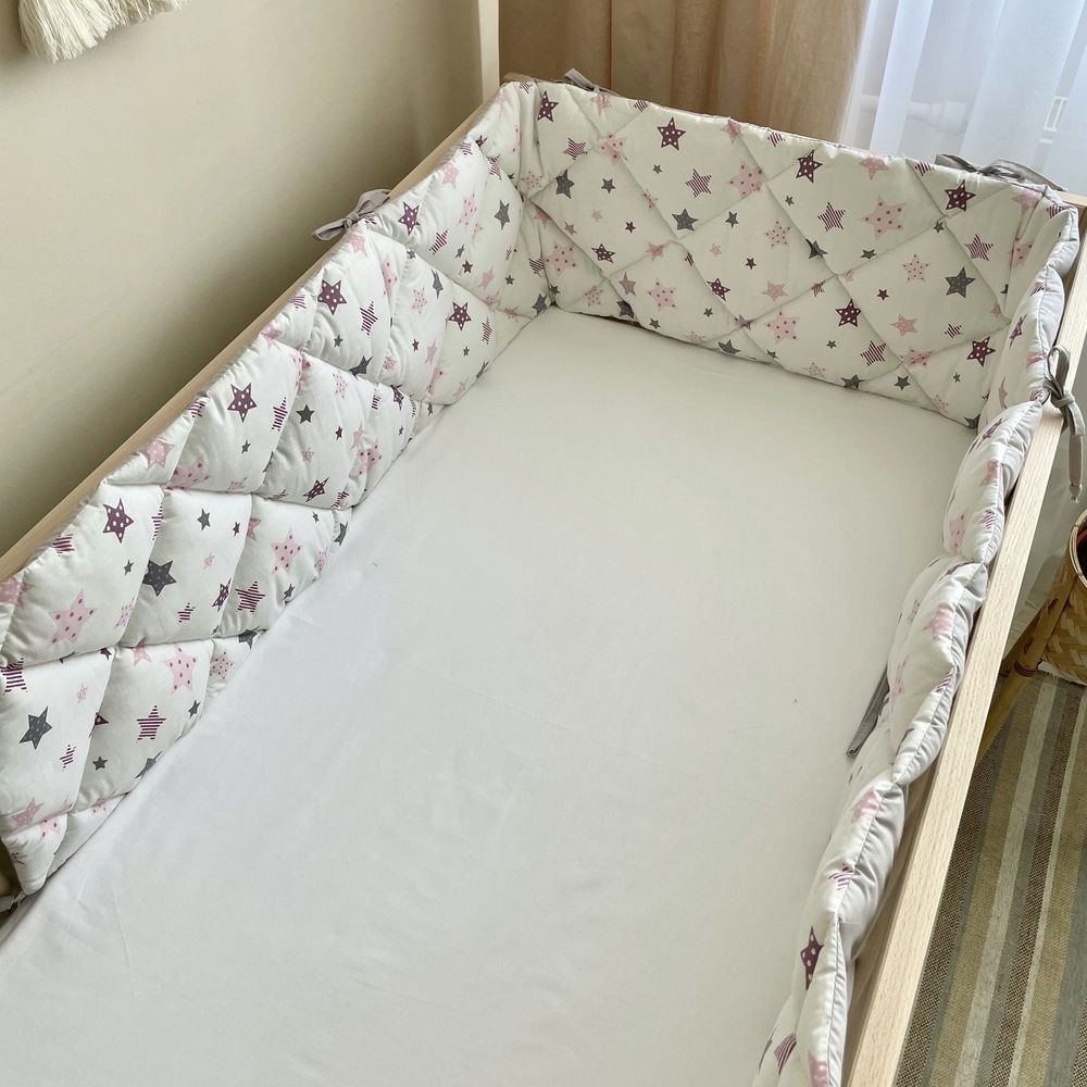 Стьобаний захист у ліжечко для новонароджених рожеві зірки, бортики без постілі