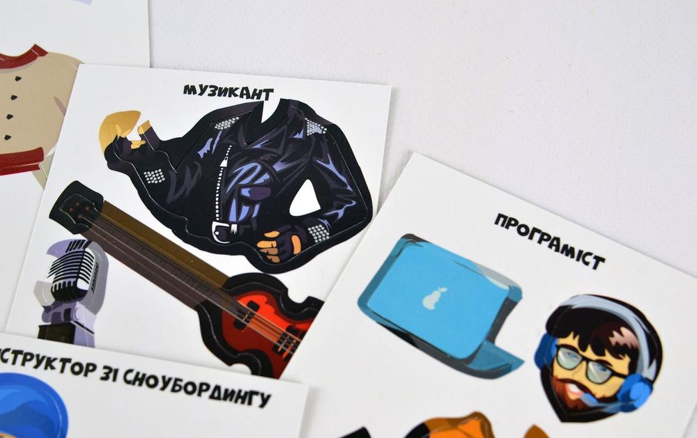 Фото, купить Игра с многоразовыми наклейками "Одягалка "Профессії", цена 130 грн