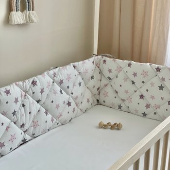 Цільні стьобані бортики на три сторони в ліжечко новонародженим довжиною 240 рожеві зірки