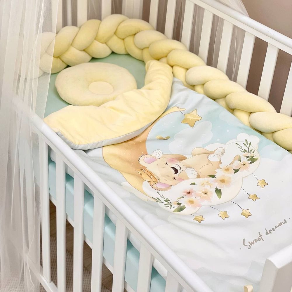 Постельный комплект в кроватку для новорожденных Львенок с бортиками коса и пледом