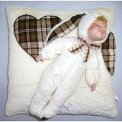 Фарфоровая кукла на подушке