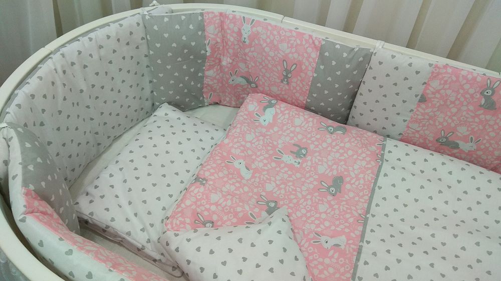 Комплект постельного белья в круглую-овальную кроватку с бортиками Кролики розово серый