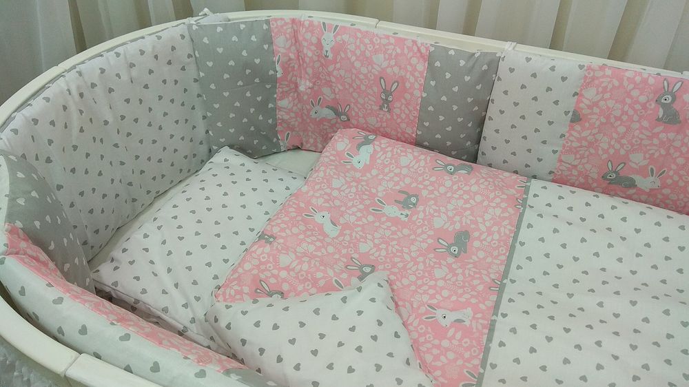 Комплект постільної білизни в кругло-овальне ліжечко з бортиками Кролики рожево сірий
