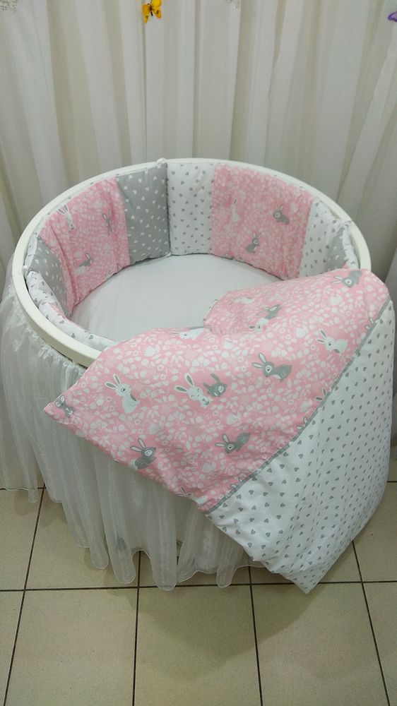Комплект постельного белья в круглую-овальную кроватку с бортиками Кролики розово серый