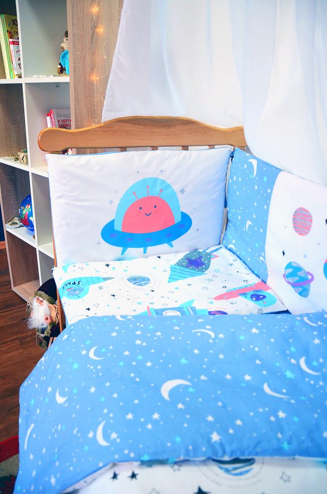 Спальный комплект для новорожденных в кроватку Галактика, без балдахина