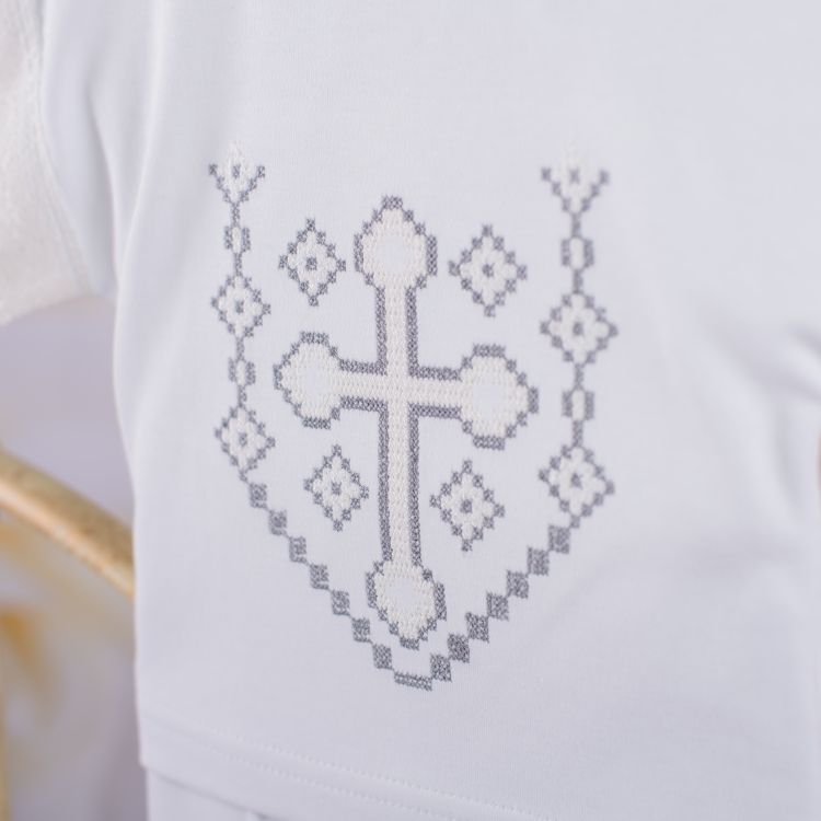 Летний трикотажный крестильный костюм для мальчика Ангел белый с вышивкой и кружевом