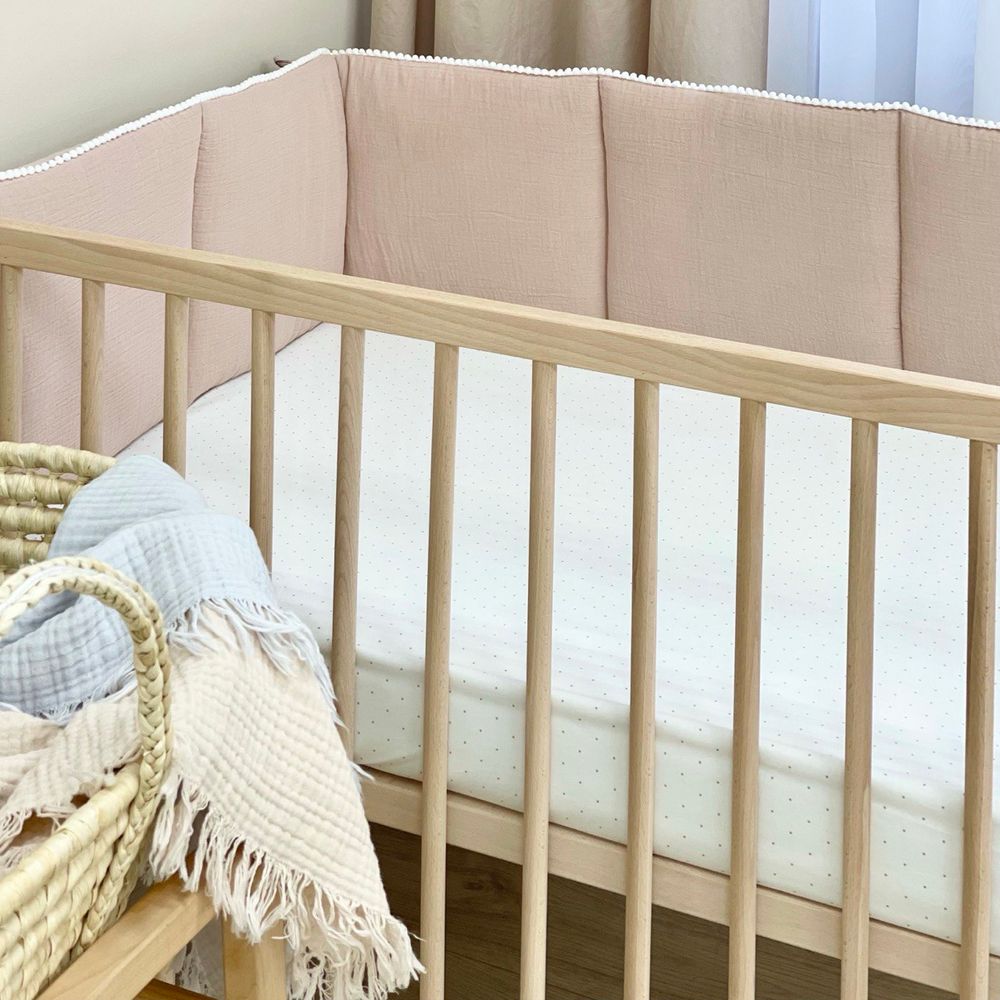 Муслиновая защита в кроватку для новорожденных бежевая, бортики без постели