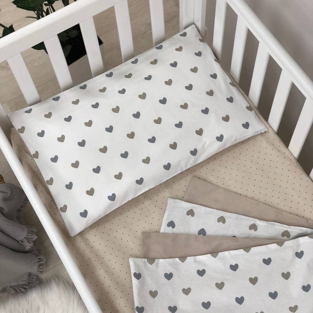 Сменный постельный комплект в кроватку для новорожденных Серо-бежевые сердца фото, цена, описание