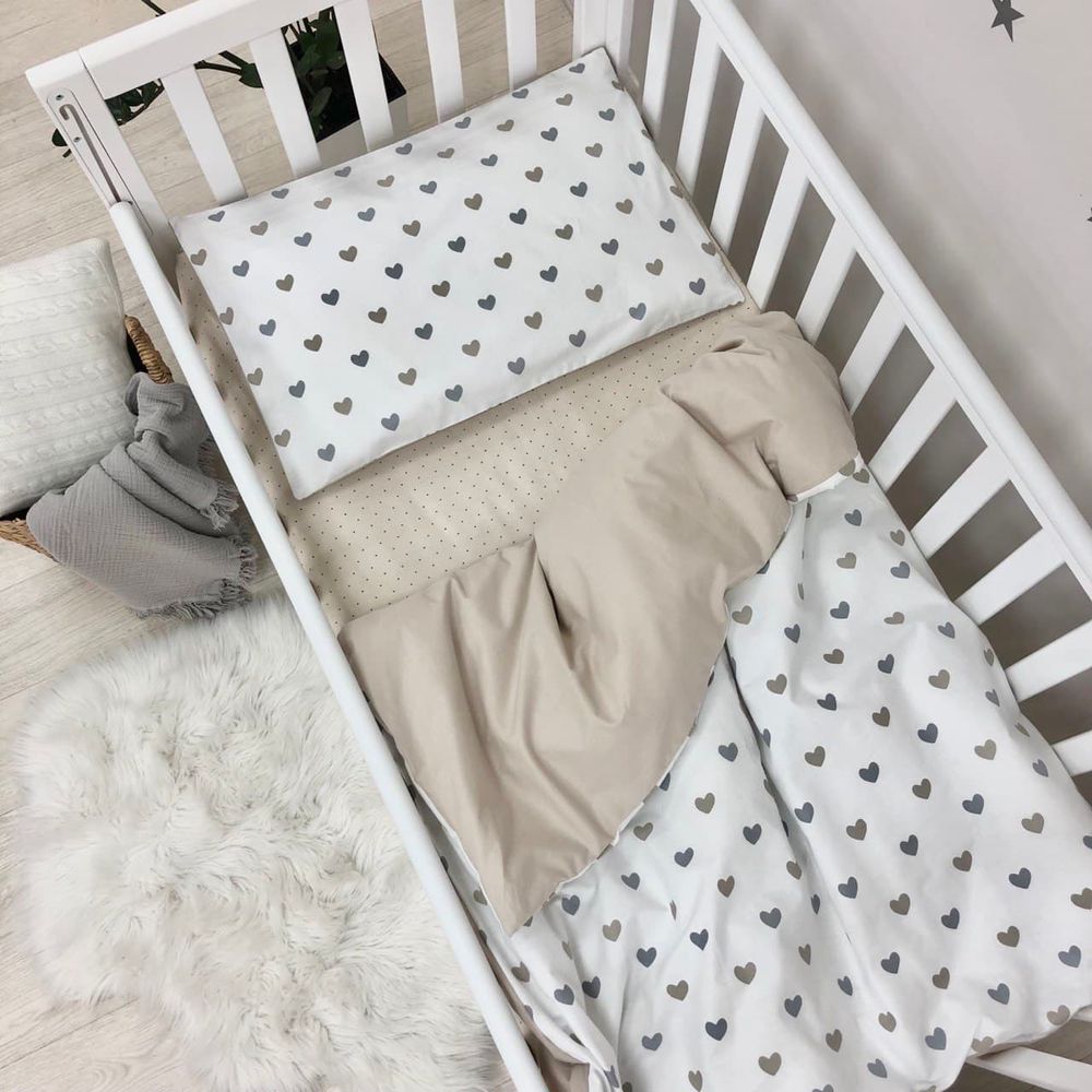 Змінний постільний комплект у ліжечко для новонароджених Сіро-бежеві серця фото, ціна, опис