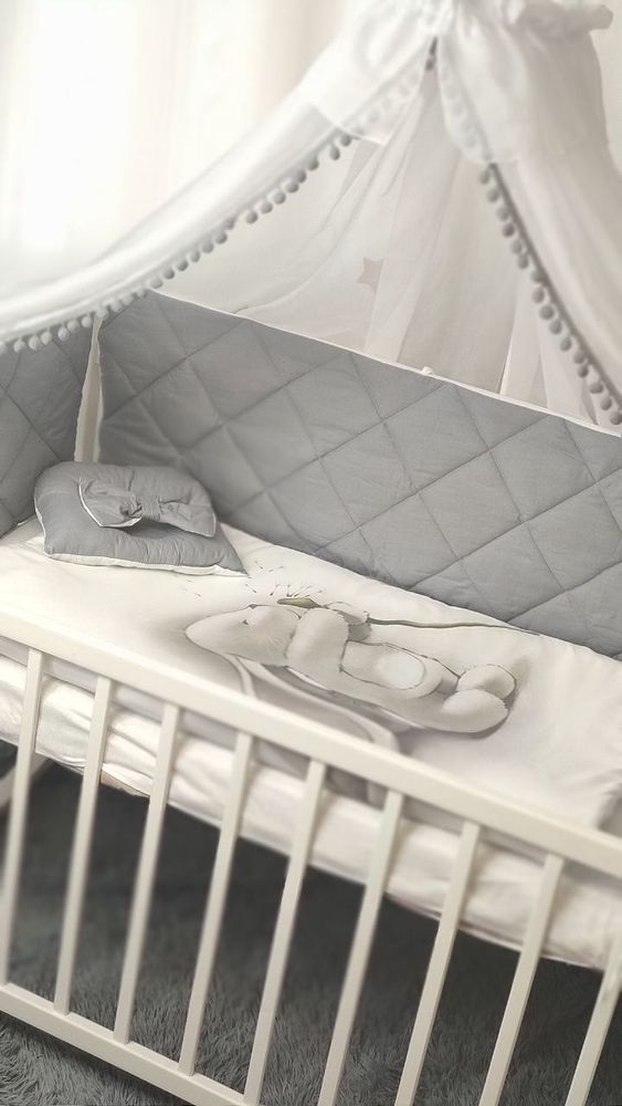 Детский постельный комплект в кроватку для новорожденных со стегаными бортиками на все 4 стороны кроватки Зайка
