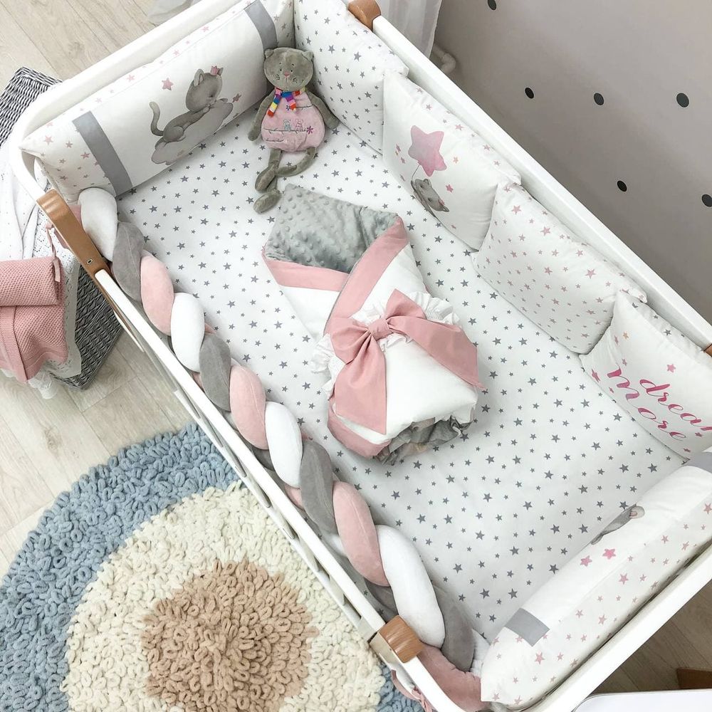 Комплект в кроватку для новорожденных с бортиками Котята пудра, без балдахина