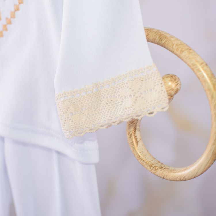 Трикотажный крестильный костюм для мальчика Ангел белый с вышивкой и золотым кружевом