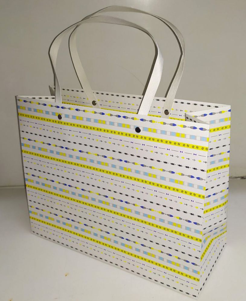 Цветной горизонтальный пакет-сумка из плотной бумаги с ручками размером 24х31х12 см