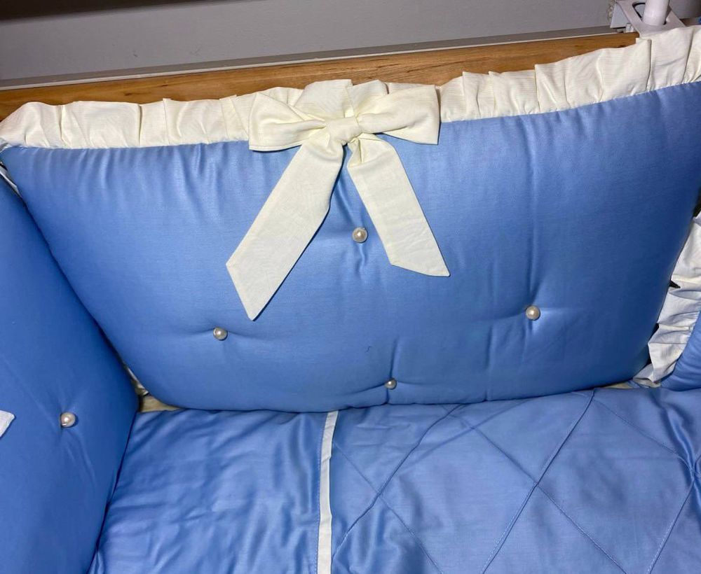 Сатиновый комплект Голубая Жемчужина с бортиками подушками в детскую кроватку, с балдахином