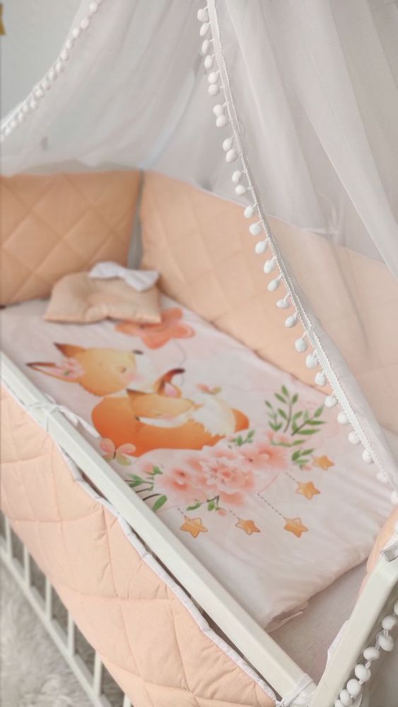 Детский постельный комплект в кроватку для новорожденных со стегаными бортиками на все 4 стороны кроватки Лисичка