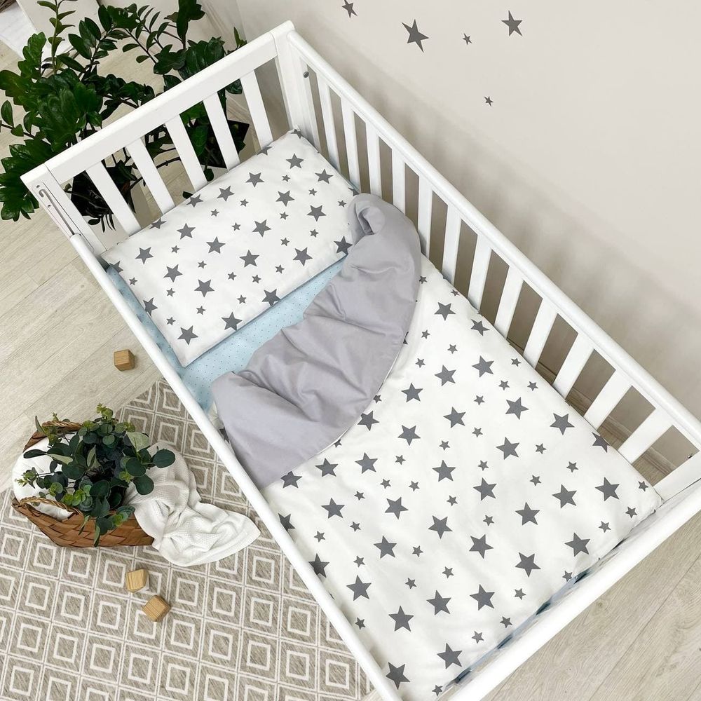 Сменный постельный комплект в кроватку для новорожденных Серые звезды фото, цена, описание