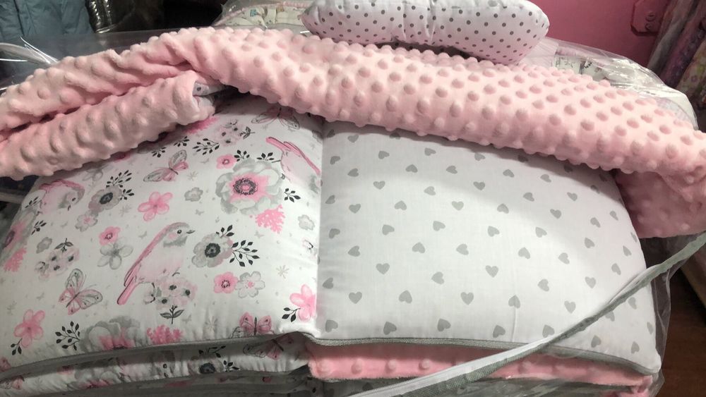 Універсальний набір з бортиками в ліжечко Райські Пташки з пледом рожевий плюш