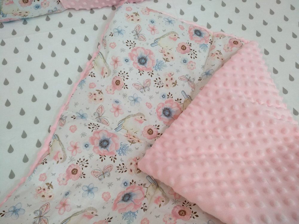 Универсальный набор с бортиками в кроватку Райские Птички с пледом розовый плюш