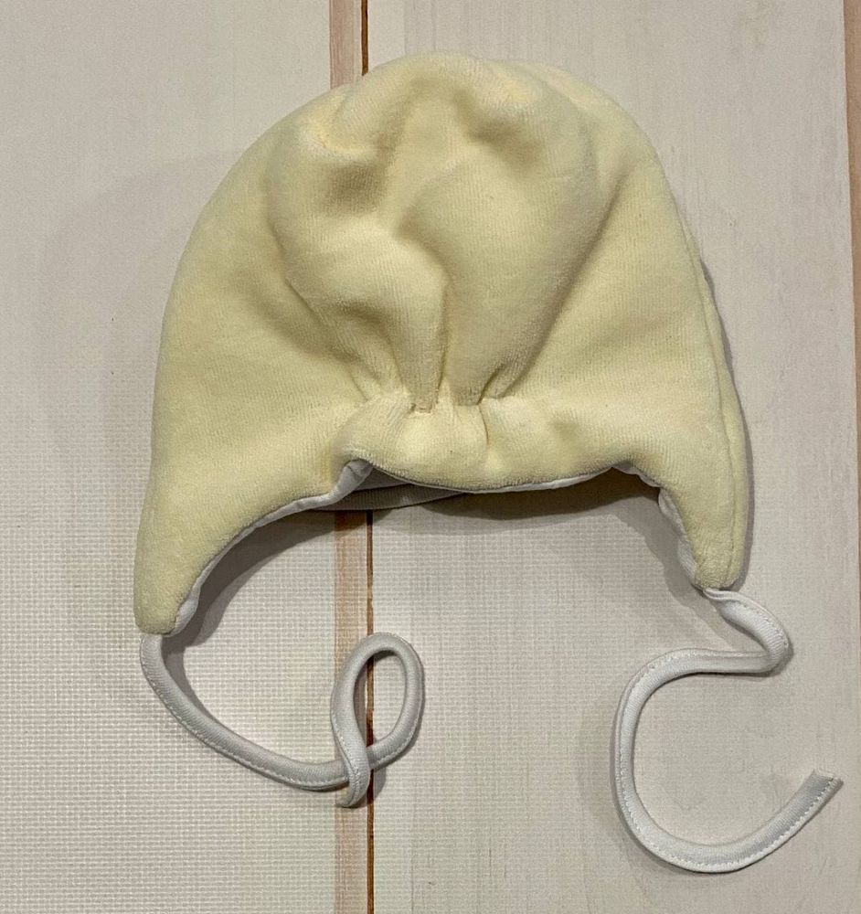 Велюровая шапочка Зирка молочная на завязках, обхват головы 38 см, Велюр, Шапка