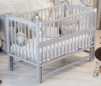 Кроватка для новорожденного с маятником серого цвета