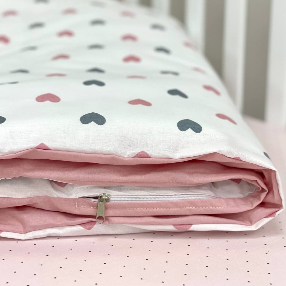 Сменный постельный комплект в кроватку для новорожденных Сердца Пудра фото, цена, описание