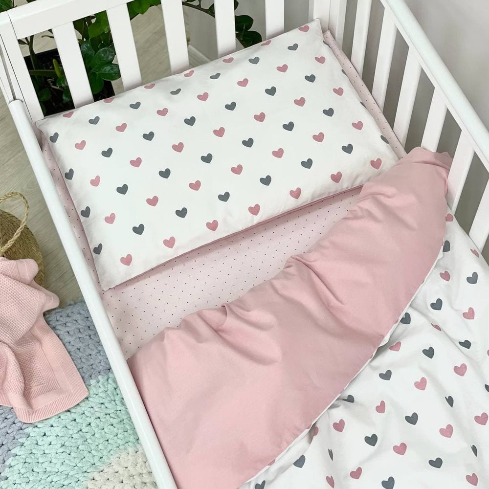 Сменный постельный комплект в кроватку для новорожденных Сердца Пудра фото, цена, описание