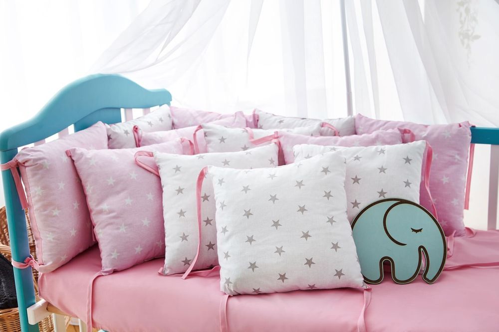Захисні бортики для дитячого ліжечка Зірочки біло рожеві 12 подушок