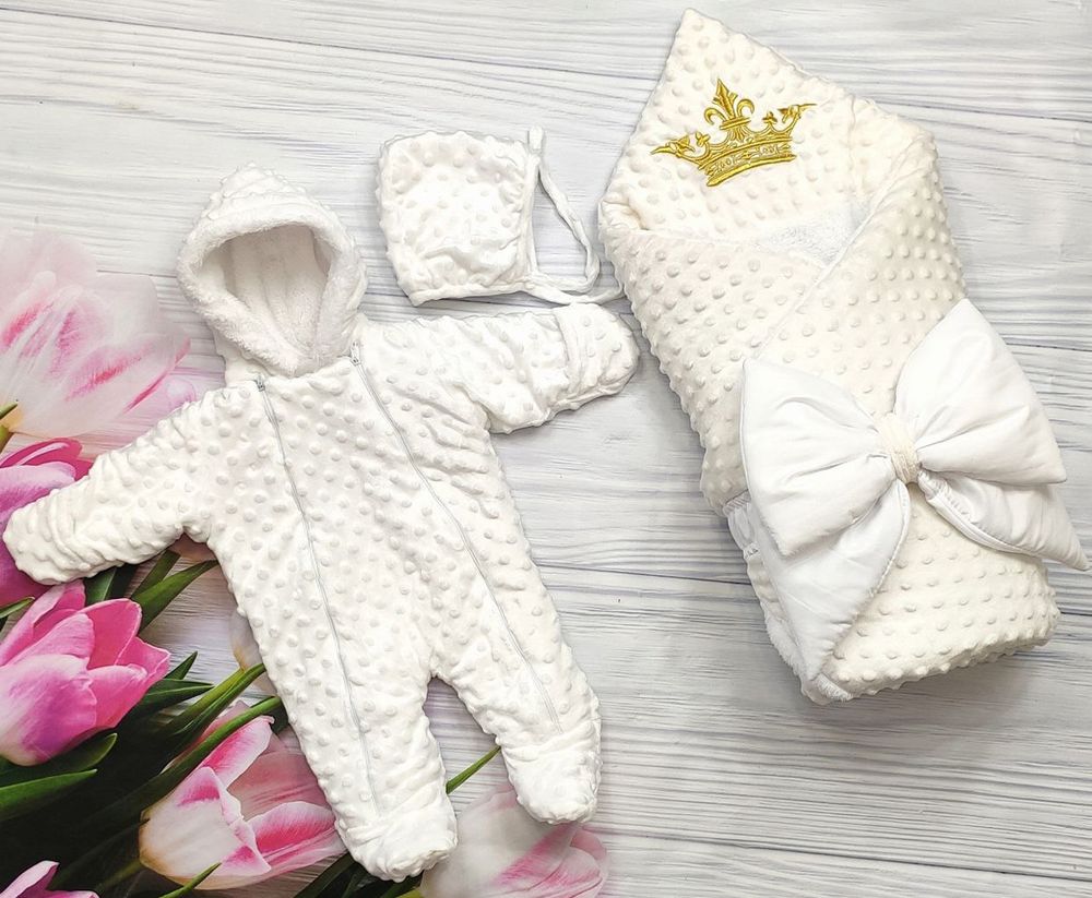 Теплый комплект на выписку с роддома Минки для новорожденных: конверт одеяло + шапочка с комбинезоном молочный