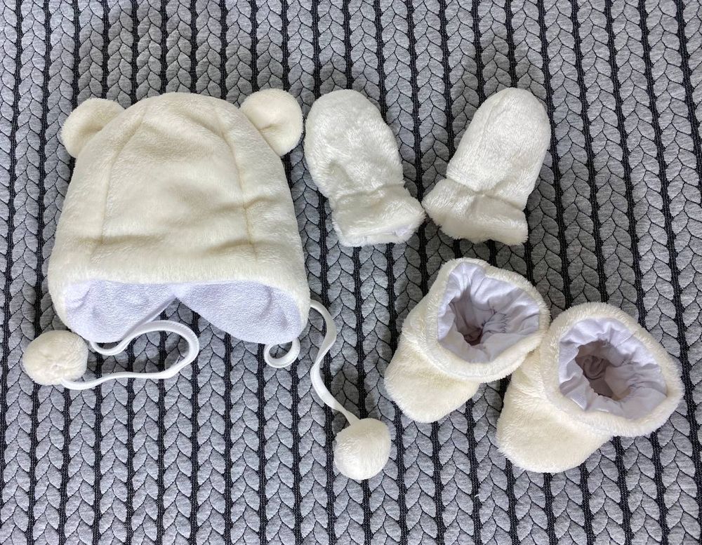 Зимовий набір для новонароджених на виписку з пологового будинку СНІЖОК молочний шапочка, рукавички, пінетки