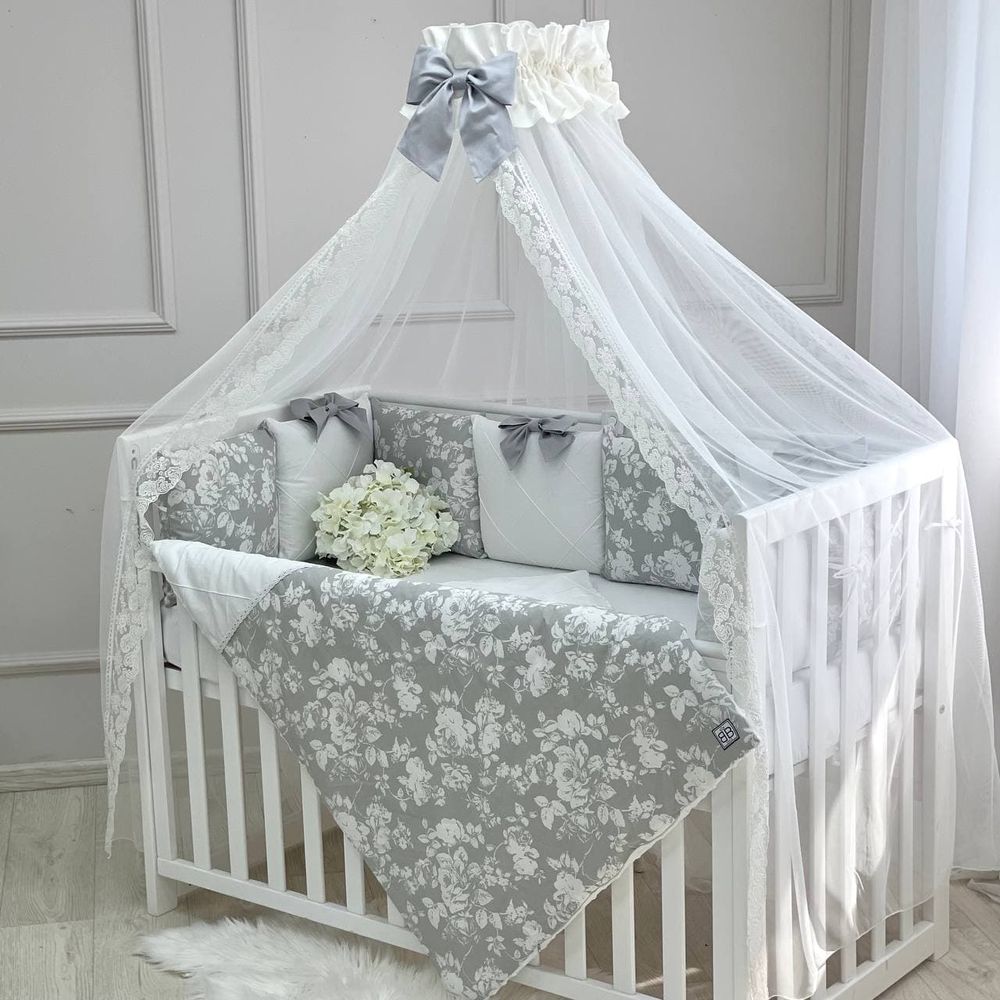 Комплект в кроватку для новорожденных с бортиками серые цветы, без балдахина