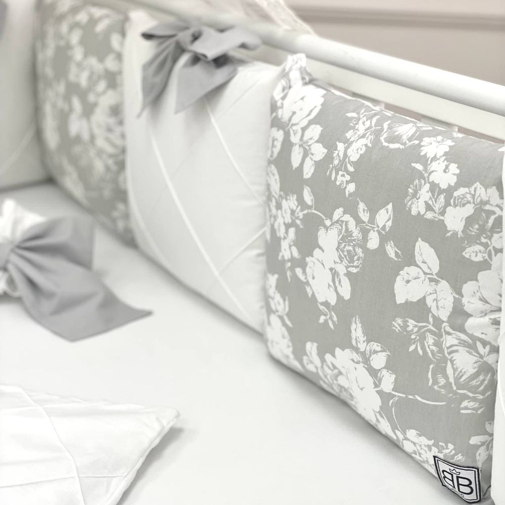 Комплект в кроватку для новорожденных с бортиками серые цветы, без балдахина