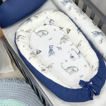 Сатиновий позиціонер кокон на поліуретановому зйомному матраці для новонароджених Діно синій