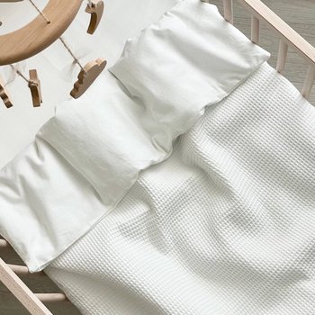 Теплый стильный плед для малышей и новорожденных в кроватку и коляску вафля + жатка молочный
