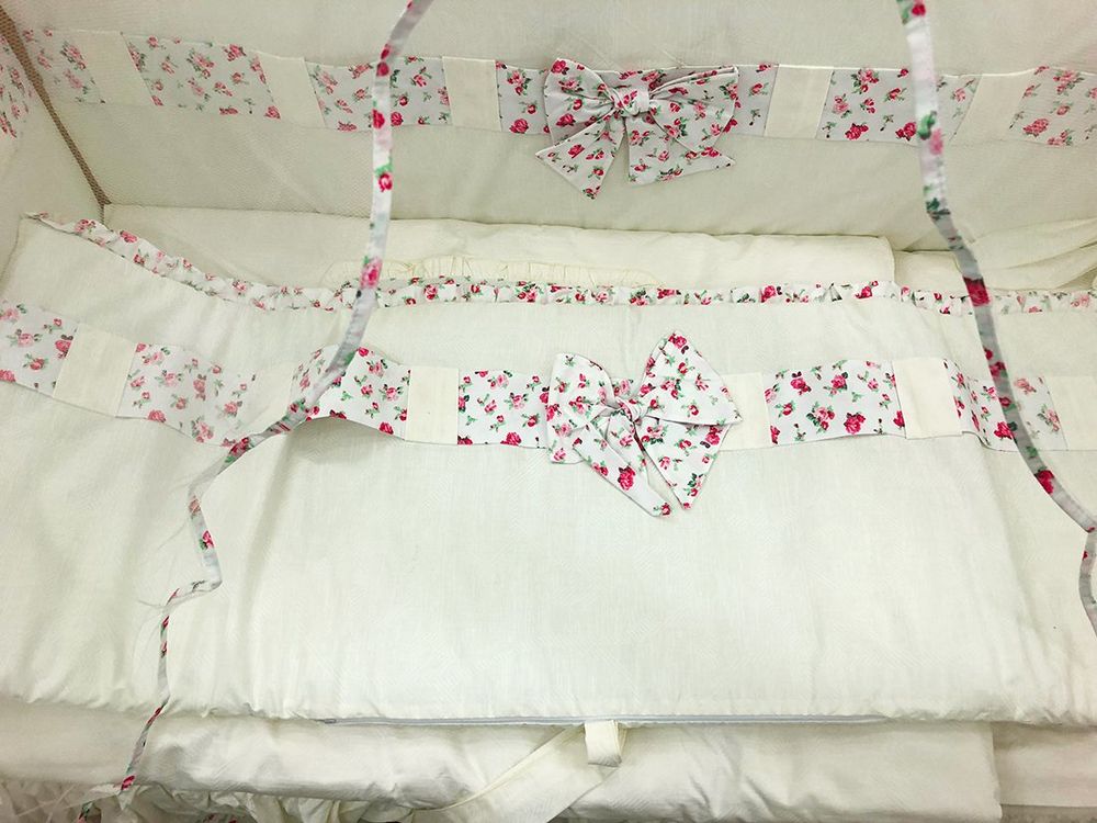 Постельный комплект Розочки в кроватку для новорожденной, с балдахином