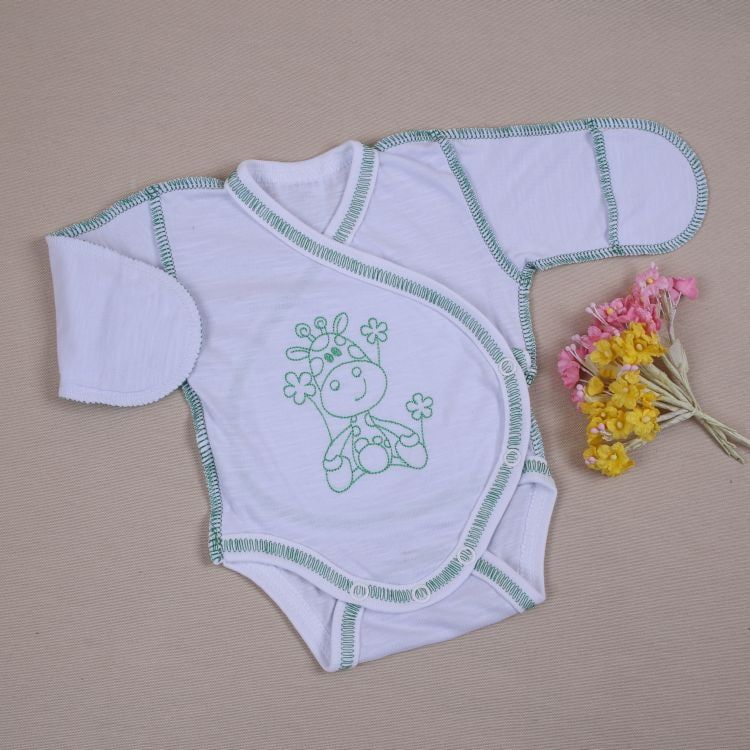 Комплект одежды для недоношенных и маловесных детей Жирафчик зеленый: комбинезон-слип, боди, ползунки, шапочка.