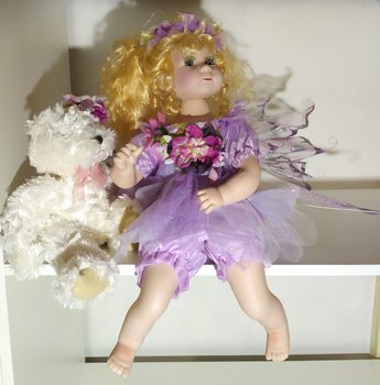 Фарфоровая кукла ЭЛЬФ с мягкой игрушкой в веснушках