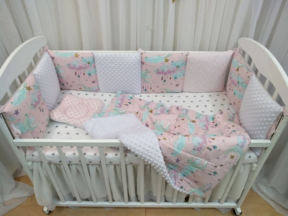 Універсальний набір з бортиками у вигляді подушок підходить в стандартну прямокутну ліжечко 120х60 см і круглу (а також овальну) ліжечко для новонародженого Единорожки рожеві з зірками