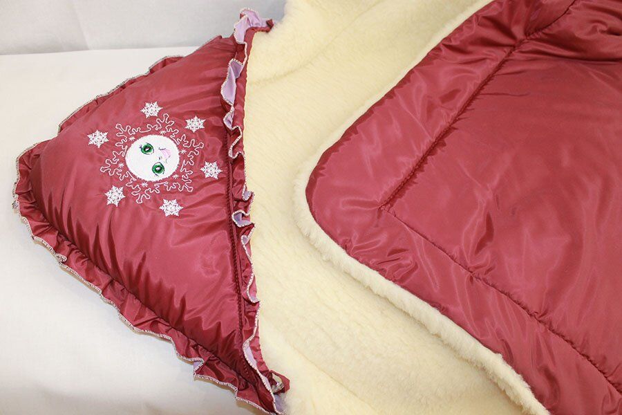 Конверт - одеяло на овчине Снежинки с капюшоном розовый