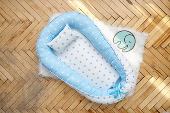 Позиционер (гнездо-кокон) Звезды белый + голубой для новорожденных