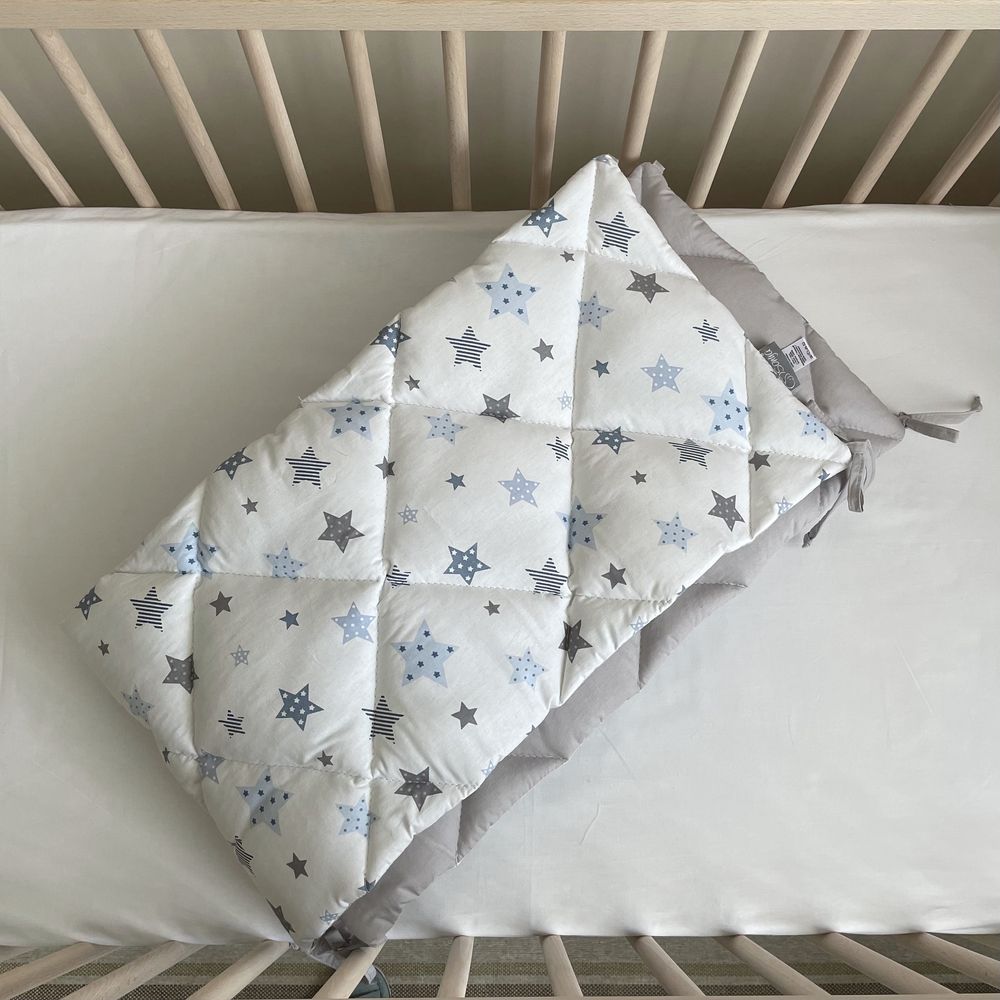 Стеганая защита в кроватку для новорожденных голубые звезды, бортики без постели