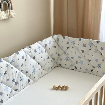 Цільні стьобані бортики на три сторони в ліжечко новонародженим довжиною 240 блакитні зірки